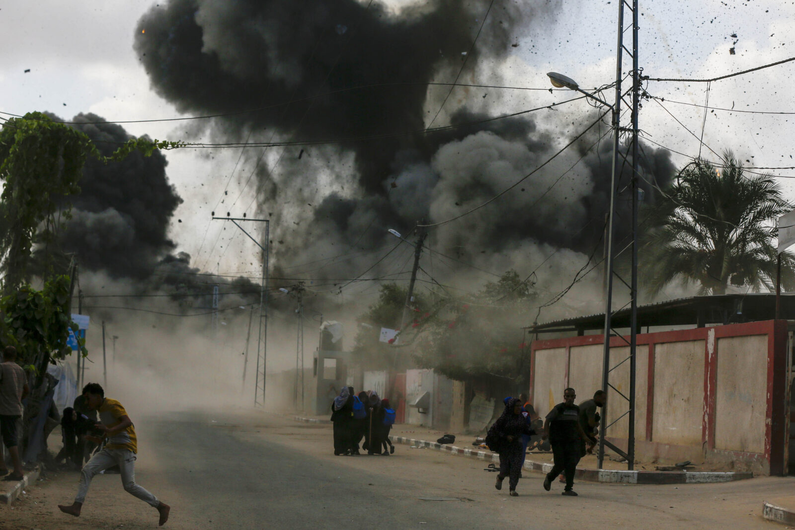 Gaza Attacks by Israeli Forces Kill 10 - The State Signal