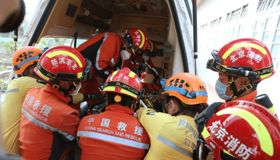 Van Submerged into Sea in China Killing at Least 6 - The State Signal