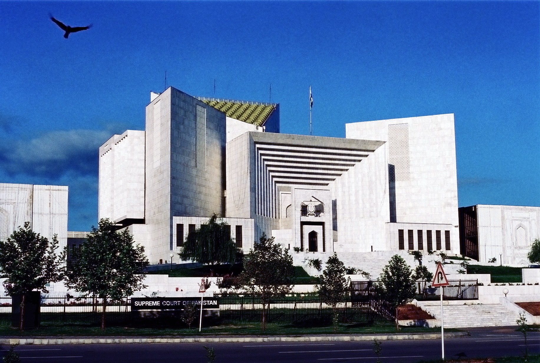Explosion at Pakistan's Supreme Court Building Injures 12 - The State Signal