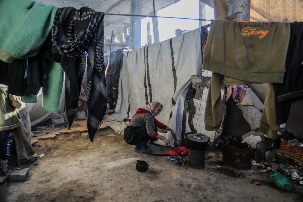 Fire at a Shelter Housing Displaced Palestinians in Gaza City Kills 2 - The State Signal