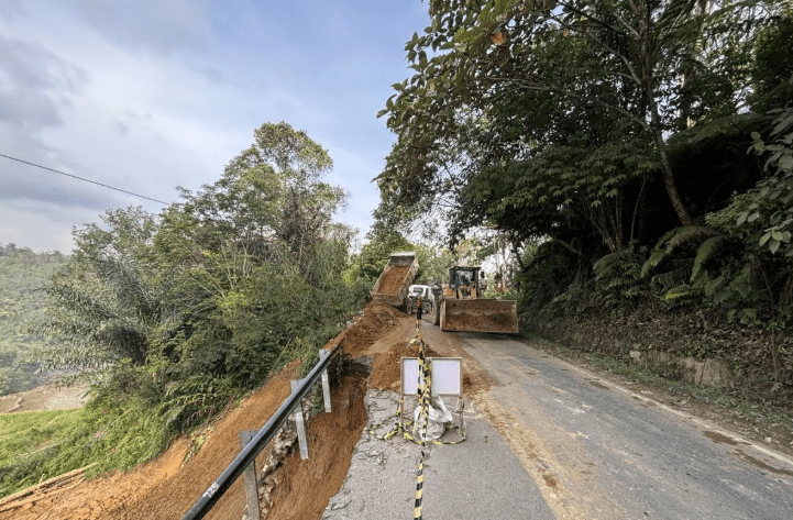 Landslide in West Java Indonesia Kills 8 - The State Signal