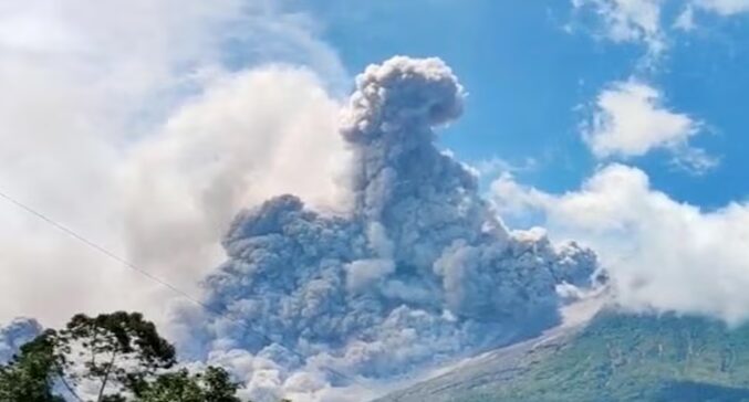 Indonesia's Mount Marapi Eruption Spews Ash as High as 1.6 Kilometers - The State Signal