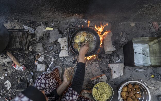 Gaza Facing Health and Environmental Catastrophe Over Waste Pile Up Following Israeli Closure of Dumping Sites - The State Signal