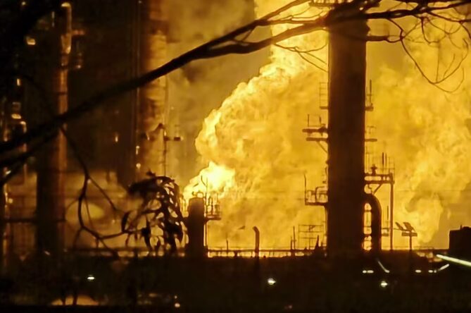Viva Energy's Oil Refinery in Geelong Australia Catches Fire - The State Signal
